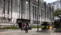 The Heritage Palace ini memiliki parkiran yang luas sehingga rombongan wisata dengan bus pun bisa masuk ke sini. Dari pintu masuk pengunjung akan langsung dihadapkan dengan taman, di sini terdapat dinding putih yang dihiasi dengan patung kuda di depannya. Pada bagian tengah taman ada air mancur kecil dengan pohon-pohon dan beberapa kursi yang mengelilinginya.  