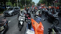 Massa yang datang menggunakan sepeda motor nampak parkir memenuhi badan Jalan Medan Merdeka Selatan, Jakarta. 