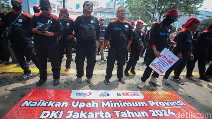 Massa buruh menggeruduk Balai Kota DKI Jakarta terkait upah minimum provinsi (UMP). Mereka minta UMP DKI Jakarta Rp 5,6 juta.
