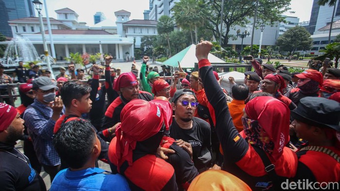 Massa buruh menggeruduk Balai Kota DKI Jakarta terkait upah minimum provinsi (UMP). Mereka minta UMP DKI Jakarta Rp 5,6 juta.