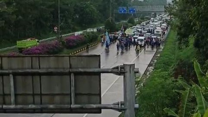 Buruh sempat blokade Tol Pasteur yang berujung bikin macet.