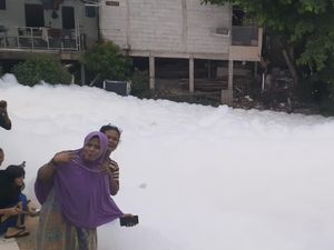 DLHK Depok Uji Lab Kali Tercemar Limbah Busa di Cimanggis