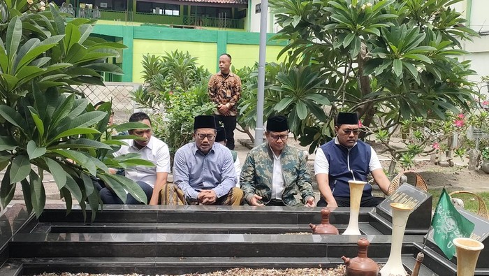 Cak Imin  ziarah ke makam anggota keluarga yang juga tokoh-tokoh pendiri Nahdatul Ulama (NU) KH Bisri Syansuri