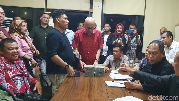 Calon ketua KONI Sumsel membawa uang pendaftaran.