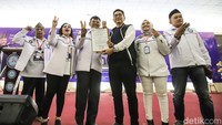 Ketua TPN Ganjar-Mahfud, Arsjad Rasyid menerima surat sikap politik dari Ketua Umum Forum komunikasi Lintas Pendiri Deklarator Kader Sahat Saragih saat digelarnya deklarasi dukungan ke Capres dan cawapres nomor urut 3 di Jakarta, Selasa (28/11/2023). 