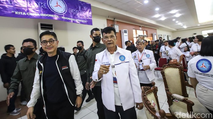 Deklarasi Eks Relawan Prabowo-Gibran Migrasi Dukungan ke Ganjar-Mahfud DEKLARASI DUKUNGAN KE GANJAR-MAHFUD. Ketua TPN Ganjar-Mahfud Arsjad Rasyid hadir didampingi Ketua Umum Forum komunikasi Lintas Pendiri Deklarator Kader Sahat Saragih saat digelarnya deklarasi dukungan ke Capres dan cawapres nomor urut 3 di Jakarta, Selasa (28/11/2023). Dukungan FKLPDK itu dideklarasikan dan dihadiri hampir 1000 orang pengurus dan kader utama Forum tersebut.
Migrasumi dukungan dari Prabowo dan beralih mendukung Ganjar-Mahfud di Pilpres 2024 merupakan keputusan dari hasil diskusi dan hasil renungan suci pengurus pusat, pengurus daerah di 34 provinsi dan 412 kabupaten/kota dari FPLPDK untuk memenangkan Ganjar-Mahfud di Pilpres 2024