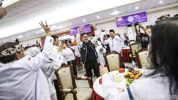 Deklarasi Eks Relawan Prabowo-Gibran Migrasi Dukungan ke Ganjar-Mahfud DEKLARASI DUKUNGAN KE GANJAR-MAHFUD. Ketua TPN Ganjar-Mahfud Arsjad Rasyid hadir didampingi Ketua Umum Forum komunikasi Lintas Pendiri Deklarator Kader Sahat Saragih saat digelarnya deklarasi dukungan ke Capres dan cawapres nomor urut 3 di Jakarta, Selasa (28/11/2023). Dukungan FKLPDK itu dideklarasikan dan dihadiri hampir 1000 orang pengurus dan kader utama Forum tersebut.
Migrasumi dukungan dari Prabowo dan beralih mendukung Ganjar-Mahfud di Pilpres 2024 merupakan keputusan dari hasil diskusi dan hasil renungan suci pengurus pusat, pengurus daerah di 34 provinsi dan 412 kabupaten/kota dari FPLPDK untuk memenangkan Ganjar-Mahfud di Pilpres 2024