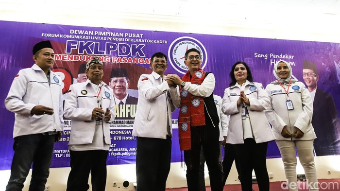 Deklarasi Eks Relawan Prabowo-Gibran Migrasi Dukungan ke Ganjar-Mahfud DEKLARASI DUKUNGAN KE GANJAR-MAHFUD. Ketua TPN Ganjar-Mahfud Arsjad Rasyid hadir didampingi Ketua Umum Forum komunikasi Lintas Pendiri Deklarator Kader Sahat Saragih saat digelarnya deklarasi dukungan ke Capres dan cawapres nomor urut 3 di Jakarta, Selasa (28/11/2023). Dukungan FKLPDK itu dideklarasikan dan dihadiri hampir 1000 orang pengurus dan kader utama Forum tersebut.
Migrasumi dukungan dari Prabowo dan beralih mendukung Ganjar-Mahfud di Pilpres 2024 merupakan keputusan dari hasil diskusi dan hasil renungan suci pengurus pusat, pengurus daerah di 34 provinsi dan 412 kabupaten/kota dari FPLPDK untuk memenangkan Ganjar-Mahfud di Pilpres 2024
