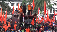 Gabungan serikat buruh di berbagai daerah menggelar demo terkait kenaikan upah minimum. Mereka kecewa kenaikan tidak sesuai tuntutan buruh. Bima Bagaskara/detikcom