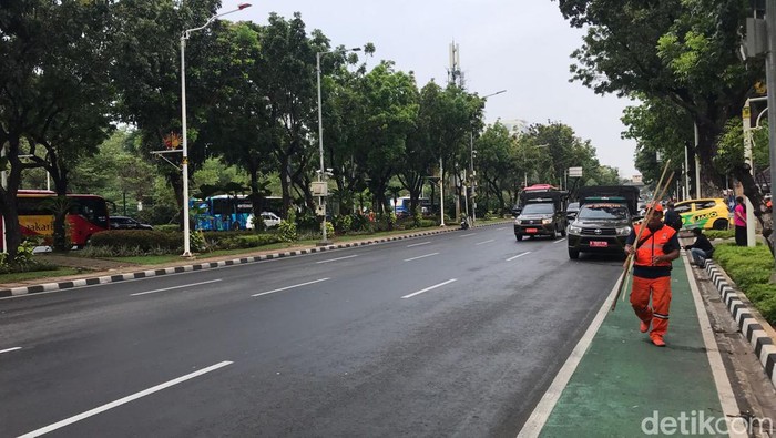 Demo buruh yang menuntut UMP DKI Jakarta tahun 2024 naik sebesar 15% di depan Balai Kota DKI Jakarta telah membubarkan diri. (M Fardan K/detikcom)
