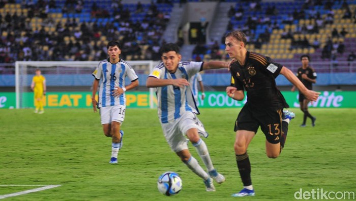 Di babak kedua Jerman U-17 bangkit dan sempat berbalik unggul 3-2. Sebelum akhirnya kembali dikejar Argentina lewat gol di injury time babak kedua. Di babak kedua Jerman U-17 bangkit dan sempat berbalik unggul 3-2. Sebelum akhirnya kembali dikejar Argentina lewat gol di injury time babak kedua.