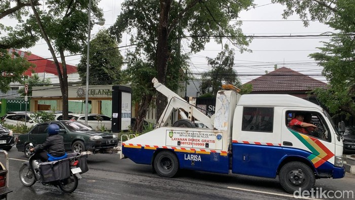 Dinas Perhubungan (Dishub) Kota Solo melakukan penertiban terhadap sejumlah mobil yang parkir di jalan melingkar Stadion Manahan Solo, Selasa (28/11/2023).
