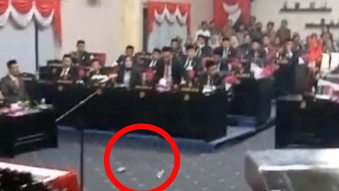 Anggota DPRD Gorontalo melempar botol air kemasan.