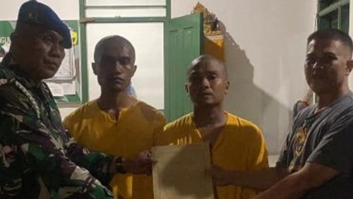 Dua tentara yang diduga menyerang kantor Satpol PP Denpasar Praka JG (kaus kuning dua dari kanan) dan Pratu VS (kaus kuning dua dari kiri), Senin malam (27/11/2023).