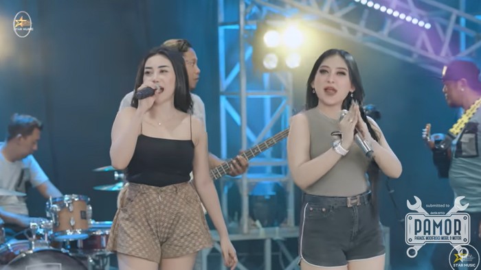 Duet Shinta Arsinta ft Shinta Gisul menyanyikan lagu Santri Pekok.