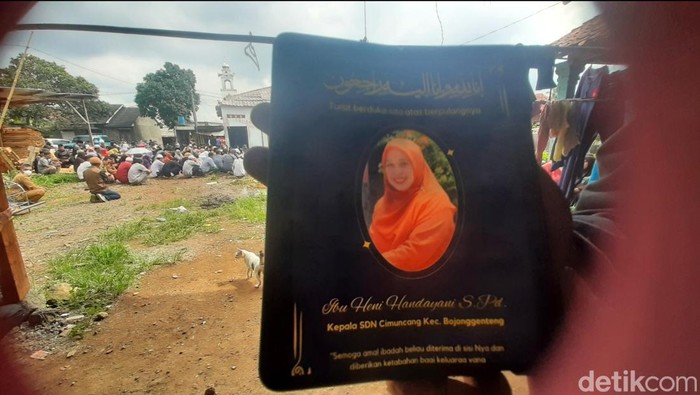 Duka menyelimuti rumah duka Heni Handayani (57) salah seorang korban meninggal dunia dalam insiden meledaknya tabung gas Compressed Natural Gas (CNG) yang terjadi di Cibadak, Kabupaten Sukabumi.
