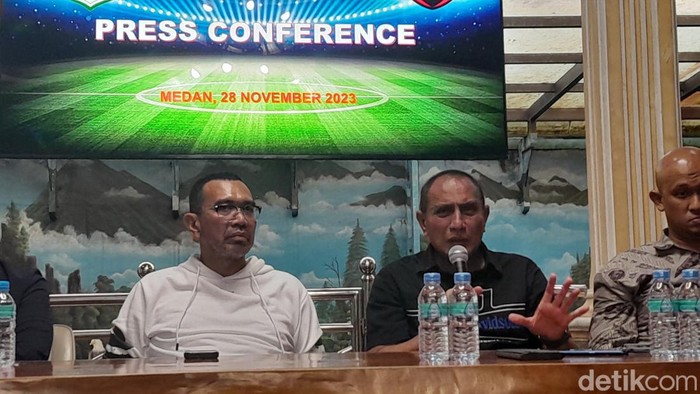 Edy Rahmayadi (baju hitam) saat konferensi bersama Arya Sinulingga di Medan