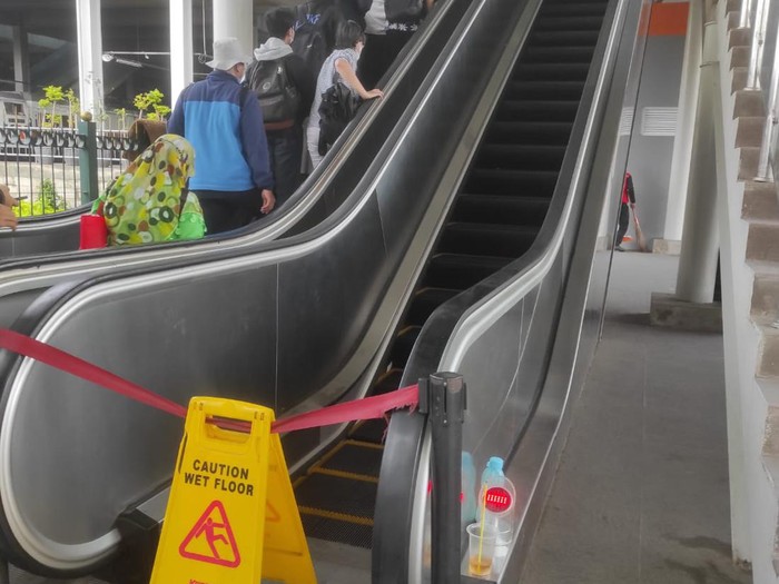 Eskalator Stasiun Bekasi masih mati, 27 November 2023. (Susila Dwi Hatmanto/warga pengguna KRL)