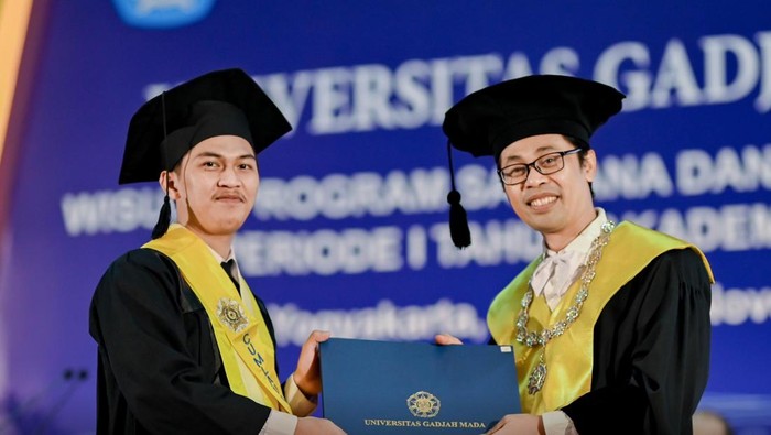 Fauzi Angga Wardana jadi wisudawan tercepat se-UGM. Foto diunggah Selasa (28/11/2023).