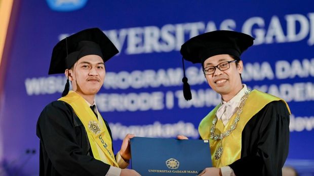 Fauzi Angga Wardana jadi wisudawan tercepat se-UGM. Foto diunggah Selasa (28/11/2023).