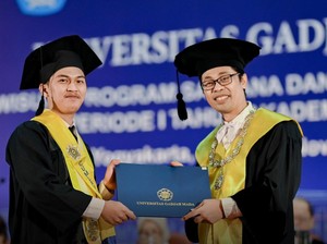 Keren! Fauzi Jadi Sarjana Tercepat se-UGM, Studi Cuma 3 Tahun