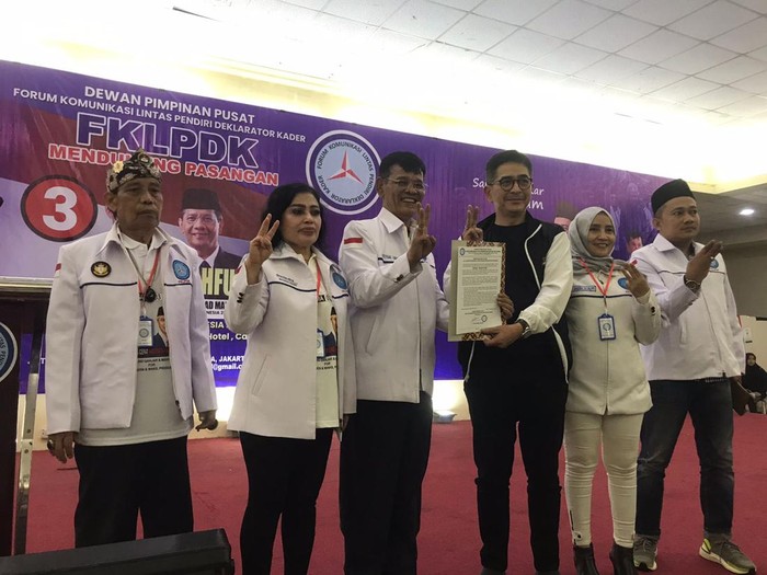 Forum Komunikasi Lintas Pendiri Demokrat Kader (FKLPDK) deklarasikan dukungannya kepada pasangan calon nomor urut 3 Ganjar Pranowo-Mahfud Md di Pilpres 2024. FKLPDK sebelumnya mendukung Prabowo Subianto di Pilpres 2024 pada pertengahan November.
