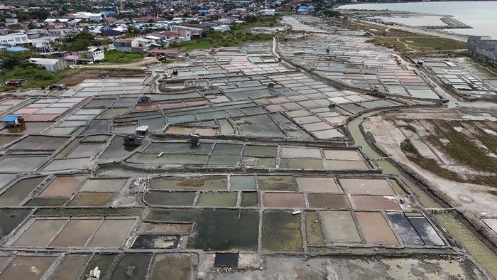 Foto udara kawasan lahan produksi garam yang sepi dari aktivitas petani di kawasan penggaraman Talise di Palu, Sulawesi Tengah, Selasa (28/11/2023). Aktivitas produksi garam di tempat tersebut menurun menyusul mulai turunnya hujan dalam sepekan terakhir. ANTARA FOTO/Mohamad Hamzah/aww.