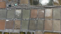 Aktivitas produksi garam di tempat tersebut menurun menyusul mulai turunnya hujan dalam sepekan terakhir.  