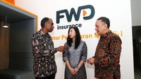 Praveen Paladugu Chief of Distribution Strategy FWD Insurance, Desy N. Widjaya Direktur Utama FWD Insurance, Tan Siang Surya Partner FWD Insurance, berbincang saat peresmian kantor pemasaran Mandiri FWD Insurance.  