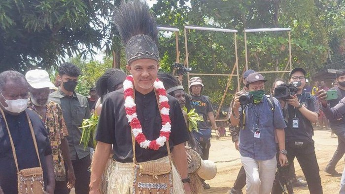 Capres nomor urut 1 Ganjar Pranowo disambut tari gatzi yang diiringi dentuman suara tifa di Balai Kampung Waninggap Nango, Merauke, Papua Selatan, Selasa (28/11/2023).