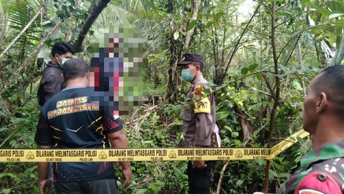 Personel dari Polsek Bebandem dan warga menurunkan jenazah IMS yang gantung diri di Banjar Dinas Tihingseka, Desa/Kecamatan Bebandem, Karangasem Selasa (28/11/2023). (dok. Polsek Bebandem)