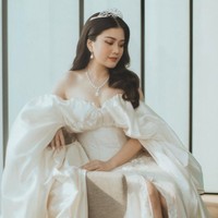 Kemudian ada pernikahan pasangan Valencia Tanoesoedibjo dan Kevin Sanjaya. Valencia Tanoesoedibjo mengenakan mahkota yang sederhana namun tetap terlihat mewah dipadukan dengan gaun pengantin putih bak putri raja. Foto: Instagram @valenciatanoe