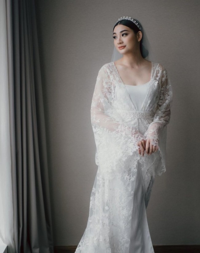 Patricia Devina dan Billy Davidson menikah pada 2021 lalu. Patricia juga mengenakan mahkota cantik dengan ukiran sederhana tapi mewah di atas veil-nya. Foto: Instagram @pattdevdex