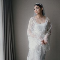 Patricia Devina dan Billy Davidson menikah pada 2021 lalu. Patricia juga mengenakan mahkota cantik dengan ukiran sederhana tapi mewah di atas veil-nya. Foto: Instagram @pattdevdex