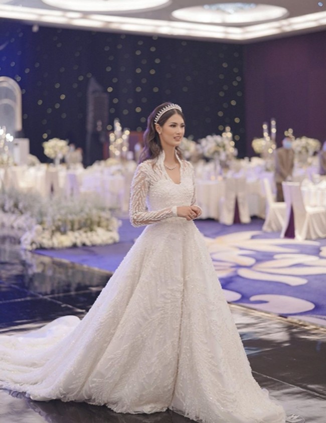 Mantan cehf Juna, Atries Angel juga mengenakan mahkota bak ratu kerajaan saat menikah dengan pembalap ternama Eric Saputra. Bahkan penampilan banyak dipuji mirip Kate Middleton. Foto: Instagram @atriesangel