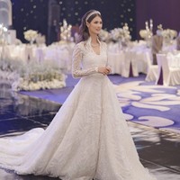 Mantan cehf Juna, Atries Angel juga mengenakan mahkota bak ratu kerajaan saat menikah dengan pembalap ternama Eric Saputra. Bahkan penampilan banyak dipuji mirip Kate Middleton. Foto: Instagram @atriesangel