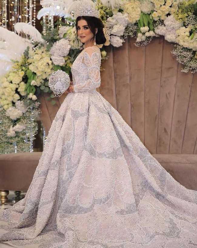 Selanjutnya ada beauty influencer, Tasya Farasya yang menikah bak putri dalam negeri dongeng. Mahkotanya terlihat sangat mewah dilengkapi gaun pengantin yang begitu megah. Foto: Instagram @tasyafarasya