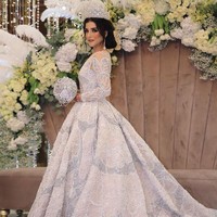 Selanjutnya ada beauty influencer, Tasya Farasya yang menikah bak putri dalam negeri dongeng. Mahkotanya terlihat sangat mewah dilengkapi gaun pengantin yang begitu megah. Foto: Instagram @tasyafarasya