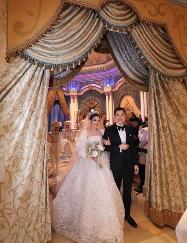 Tidak terlewatkan pernikahan Sandra Dewi yang tampil bak princess bersama Harvey Moeis dengan tema Cinderella pada 2016 lalu. Bahkan resepsi pernikahannya sengaja digelar di Disneyland, Jepang. Foto: Instagram @sandradewi88