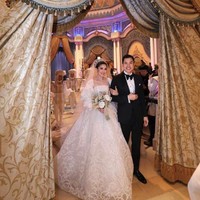 Tidak terlewatkan pernikahan Sandra Dewi yang tampil bak princess bersama Harvey Moeis dengan tema Cinderella pada 2016 lalu. Bahkan resepsi pernikahannya sengaja digelar di Disneyland, Jepang. Foto: Instagram @sandradewi88