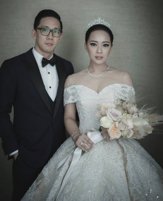 Yuanita Christiani juga tampil cantik dengan hiasan mahkota saat menikah dengan Indra Wiguna Tjipto pada 2019 lalu. Foto: Instagram @yuanitachrist