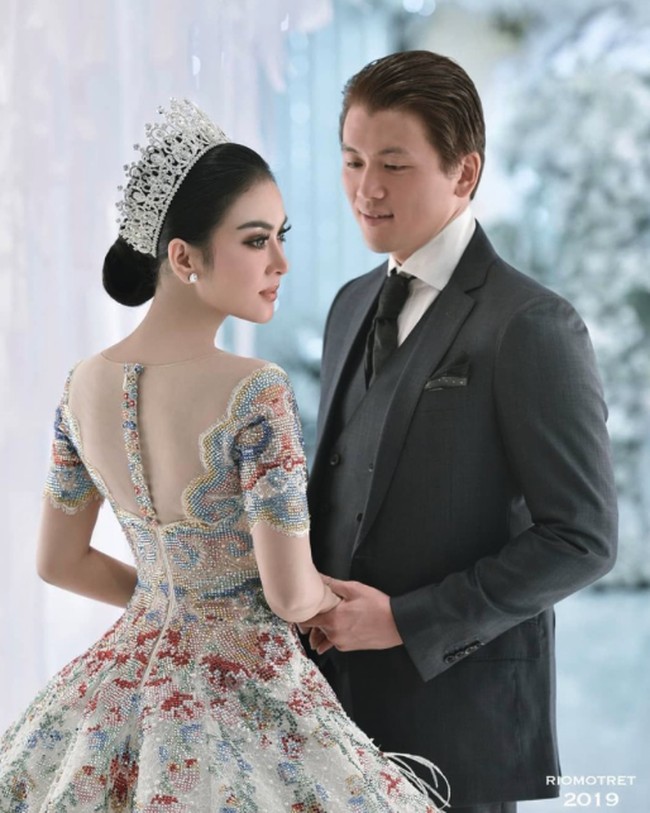 Tentu pernikahan Syahrini dan Reino Barack saat menikah juga tidak boleh dilewatkan. Syahrini tampil cantik dan elegan dengan mahkota bak putri raja dalam balutan gaun pengantin karya Sebastian Gunawan yang super mewah. Foto: dok. Rio Motret