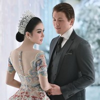Tentu pernikahan Syahrini dan Reino Barack saat menikah juga tidak boleh dilewatkan. Syahrini tampil cantik dan elegan dengan mahkota bak putri raja dalam balutan gaun pengantin karya Sebastian Gunawan yang super mewah. Foto: dok. Rio Motret