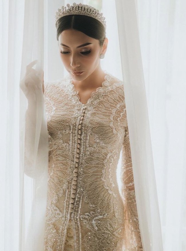 Tyas Mirasih menikah dengan Tengku Tezi pada Agustus 2023. Meski mengenakan gaun pengantin yang sederhana namun penambahan mahkota menambahkan kesan elegan dan mewah. Foto: Instagram @tyasmirasih