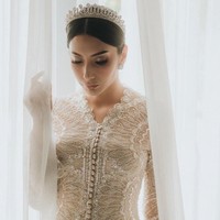 Tyas Mirasih menikah dengan Tengku Tezi pada Agustus 2023. Meski mengenakan gaun pengantin yang sederhana namun penambahan mahkota menambahkan kesan elegan dan mewah. Foto: Instagram @tyasmirasih