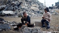 Anak-anak bermain di antara puing-puing bangunan yang hancur di Khan Younis, Gaza, di tengah gencatan senjata Israel-Hamas, 27 November 2023. REUTERS/Mohammed Salem. 