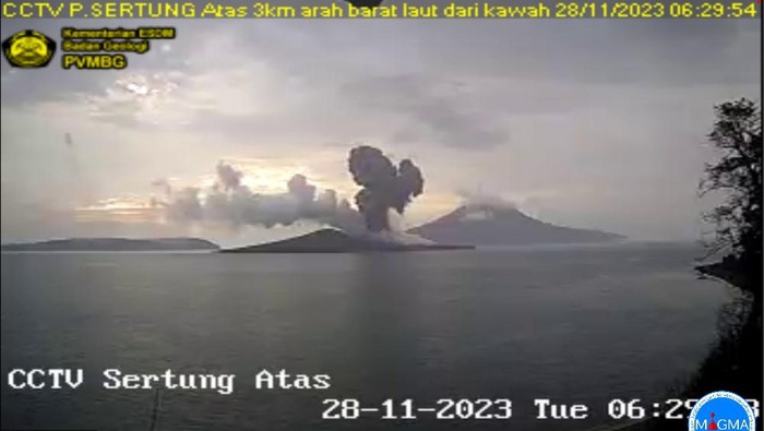 Gunung Anak Krakatau kembali erupsi pagi ini. Letusan itu melontarkan abu vulkanik setinggi 1 kilometer di atas puncak. (dok PVMBG)