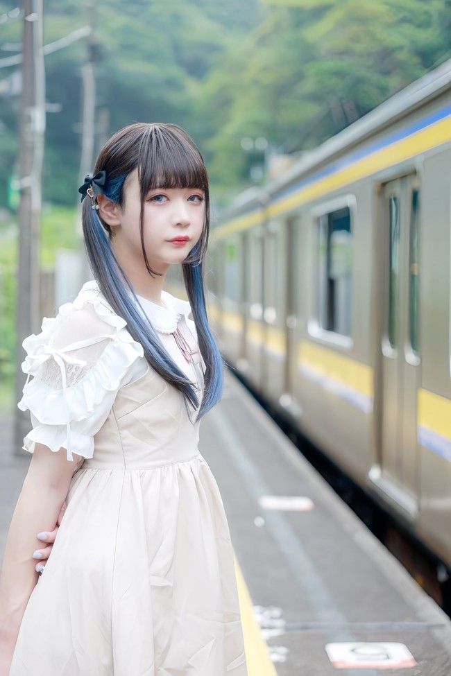 Cosplayer ini populer di media sosial karena sering berpenampilan sebagai gadis remaja yang imut dan cantik. Memakai nama panggung Himenii, dia sudah memiliki lebih dari 219.000 followers X/Twitter. Foto: Twitter/@@1293Maron