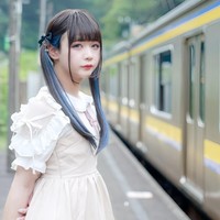 Cosplayer ini populer di media sosial karena sering berpenampilan sebagai gadis remaja yang imut dan cantik. Memakai nama panggung Himenii, dia sudah memiliki lebih dari 219.000 followers X/Twitter. Foto: Twitter/@@1293Maron