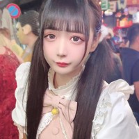 Dia kerap tampil dengan rambut panjang terurai. Sesekali ditata lurus, berponi, atau bergelombang. Wajahnya dipulas makeup yang fokus di bagian mata dan lipstik merah. Foto: Twitter/@@1293Maron